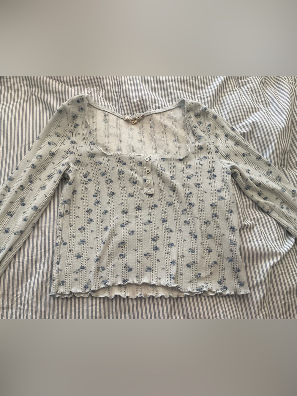 PINK REPUBLIC white with blue flower design Henley top -DISCOUNT SHIPPING!
